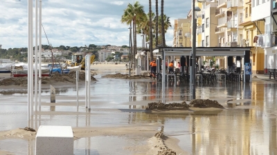 El temporal inunda la façana marítima de Torredembarra