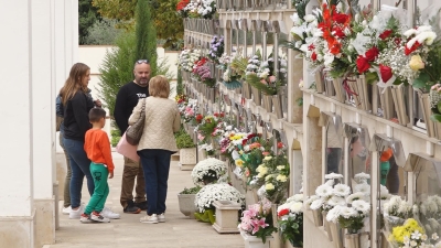 Degoteig de visitants als cementiris el dia de Tots Sants