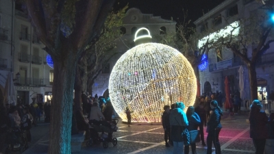 Montblanc enceta el Nadal amb una gran bola lluminosa a la plaça Major