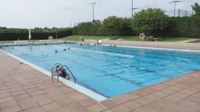 Les piscines públiques no poden prohibir el topless