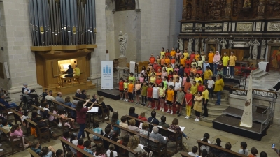 Els escolars de Valls protagonitzen una cantata acompanyats per l&#039;orgue