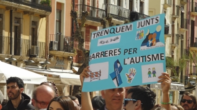 Un gran arc de Sant Martí per a visibilitzar l&#039;autisme