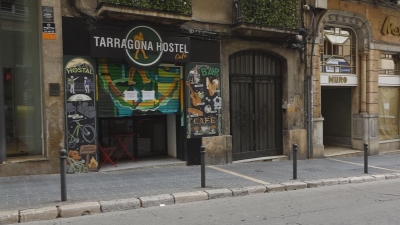 Mor un turista en caure de l'escala d'un hostal