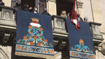 Les Candeles de Valls col·loquen els nous domassos als balcons de la façana de l&#039;Ajuntament