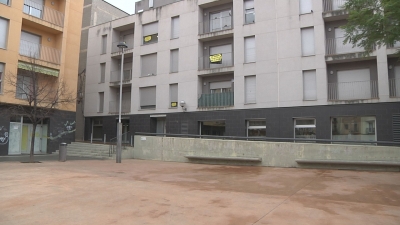 Valls formalitza la compra de cinc habitatges socials