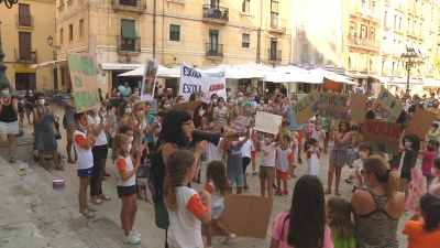 Pares, mares i alumnes protesten davant l&#039;Ajuntament pel retard en les obres de l’Escola de l’Arrabassada