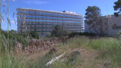 Desmunten la sisena planta d&#039;un hotel de Salou que incomplia la normativa urbanística