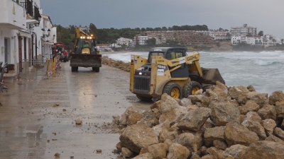 El temporal de mar obliga a reforçar amb més pedres el passeig d&#039;Altafulla