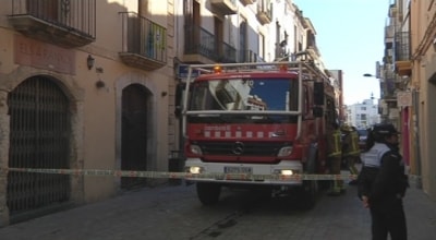 Dos ferits lleus per un incendi en un pis del carrer Antoni Roig de Torredembarra