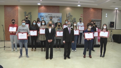 Valls beca 24 estudiants per anar a l&#039;estranger