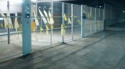 La Policial Local de Salou multa set persones per penjar llaços grocs en centres educatius