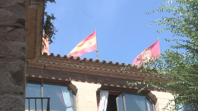 La bandera espanyola ja oneja a l&#039;Ajuntament de Montblanc