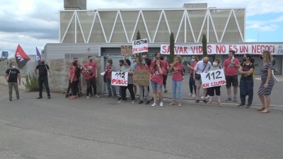 Una quarantena de persones es concentren davant del 112 per denunciar la gestió del servei