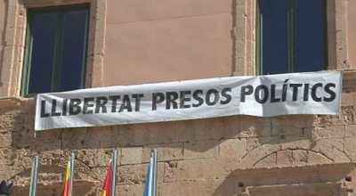 La pancarta dels presos protagonitza el ple de Torredembarra