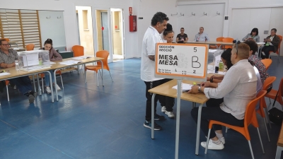 Els candidats de Vila-seca voten acompanyats de família i membres del partit