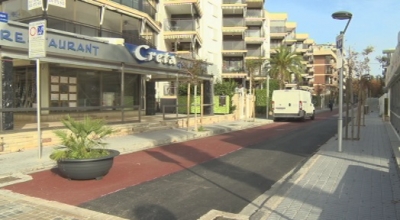 Asfalten de color vermell el carril bici del carrer Josep Carner de Salou