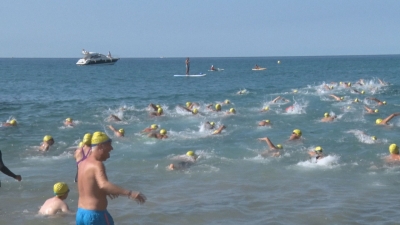 Una seixantena de persones participen en la Travessia de natació de la Móra-Tamarit