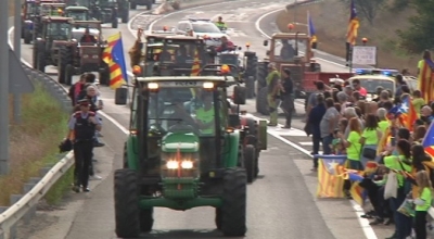 Més d&#039;un centenar de tractors tallen la N-240 a Montblanc