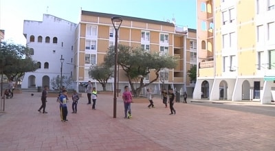 Constantí renova la plaça central del Grup Centcelles