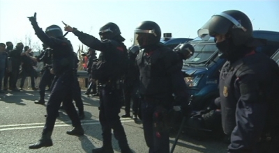 Tensió entre policia i manifestants a l&#039;entrada de l&#039;AP-7