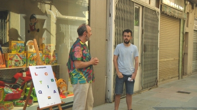 Els comerços de Valls exposen paraules relacionades amb el col·lectiu LGTBI
