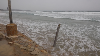 El temporal es menja part de la platja Llarga de Tarragona