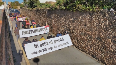 Una cinquantena de montblanquins es manifesta pels independentistes represaliats