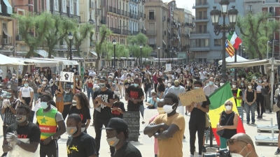 Centenars de persones es concentren contra el racisme a Tarragona
