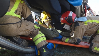 Com es formen els bombers per poder rescartar les víctimes en un accident de trànsit?