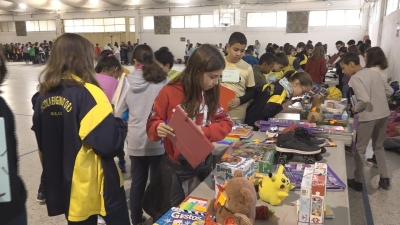 Els escolars de Valls intercanvien joguines per conscienciar-se sobre la prevenció de residus