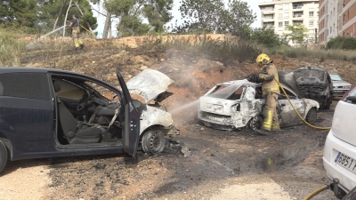 Cremen quatre vehicles en un aparcament de Tarragona