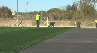 Comença la instal·lació de la gespa artificial al camp de futbol de l&#039;Espluga