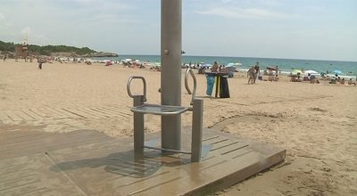 Tarragona adapta tres dutxes de les platges per a persones amb mobilitat reduïda