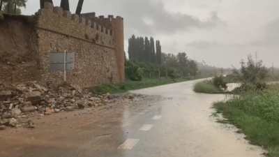 S&#039;ensorra part de la muralla del castell de Ferran per la pluja