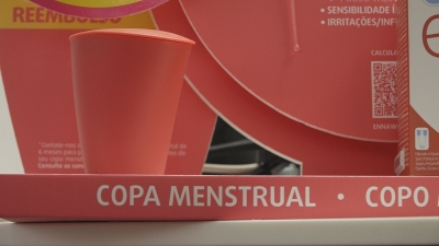 Les farmàcies es preparen per distribuir copes menstruals