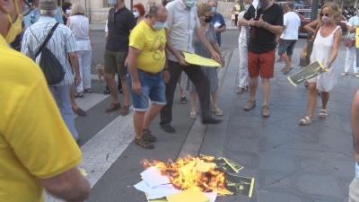 Un centenar de persones es concentren a Tarragona per rebutjar la monarquia
