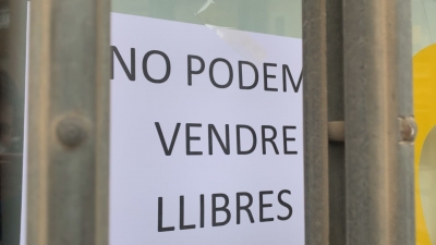 Els Mossos adverteixen a les papereries que no poden vendre llibres