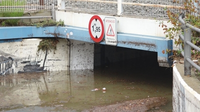 Passos soterrats i aparcaments inundats en una nit d&#039;aiguat a Torredembarra
