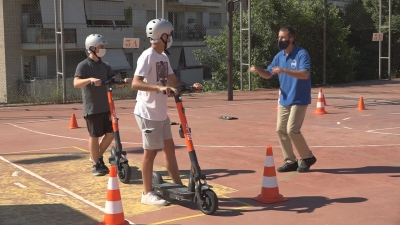 Tarragona forma a les escoles conductors de patinets