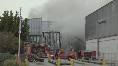 Cremen dues naus de gestió de residus a Constantí