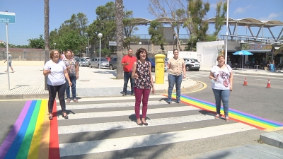 Vila-seca pinta la bandera LGTBI en un pas de vianants