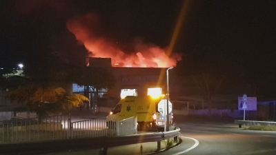 Un incendi calcina dues naus industrials a Montblanc