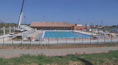 Pren forma la grada de la piscina olímpica dels Jocs Mediterranis