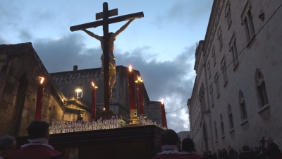 El silenci marca el Via Crucis de Dilluns Sant