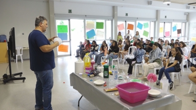L&#039;escola Sant Bernat Calvó experimenta amb la ciència amb experts internacionals