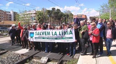 Concentració a Salou en contra del desmantellament de la via i per demanar la reconversió a tren-tramvia