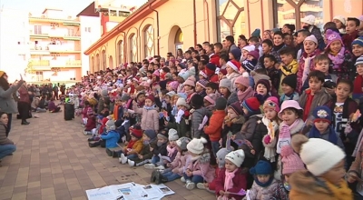 &quot;M&#039;agrada el Nadal&quot;: els infants de Constantí s&#039;apleguen per cantar a la Plaça de les Escoles Velles